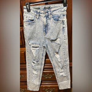 Light Wash Distressed Women’s Jeans